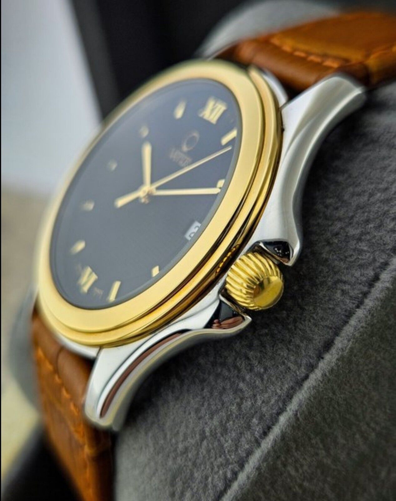 Vintage 80's • Venus Men's Watch • 40mm • Honeycomb Dial • Near Mint Condition