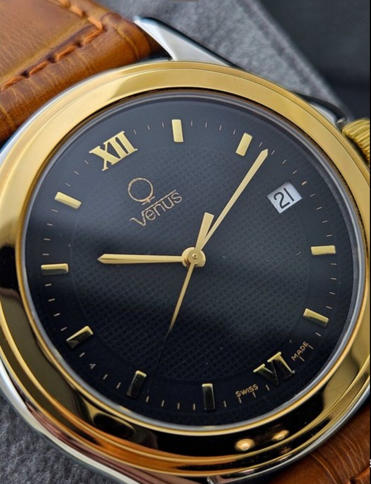 Vintage 80's • Venus Men's Watch • 40mm • Honeycomb Dial • Near Mint Condition